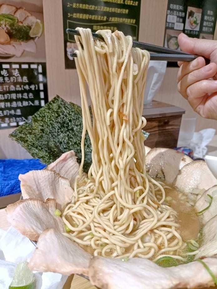 板橋美食|辰噌拉麵~有豚骨、雞湯兩款不同的湯頭，內用加麵不用