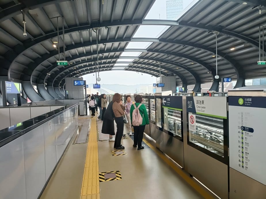 2024澳門|澳門輕軌初體驗~贏到粥卜卜蜆，蒜香蛤蜊肉肥又鮮