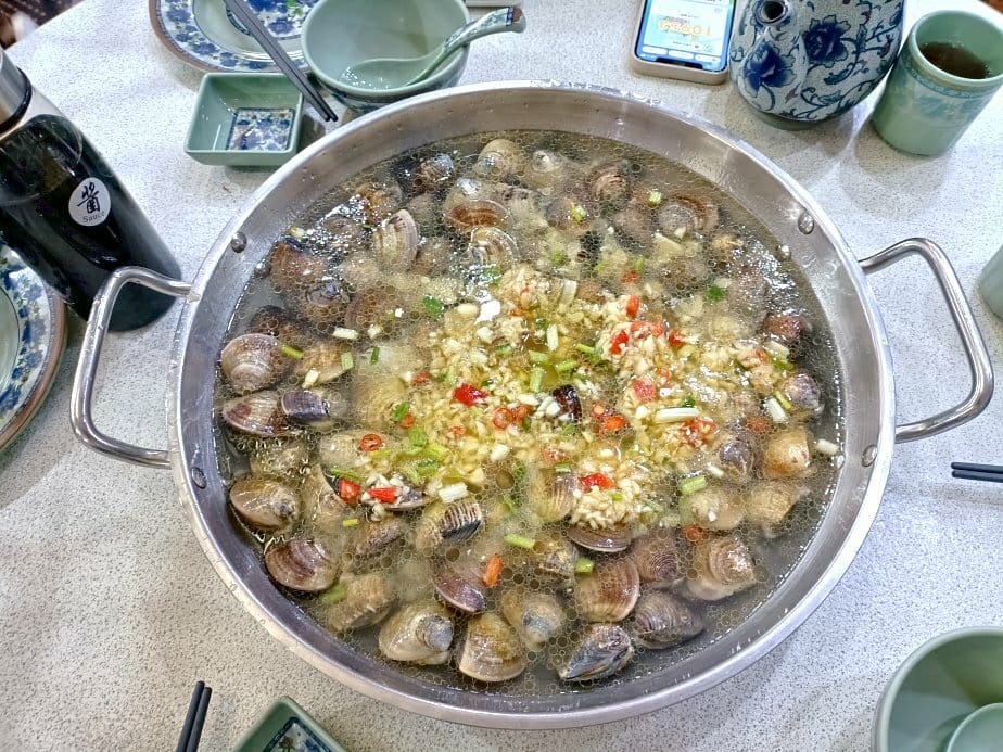 2024澳門|澳門輕軌初體驗~贏到粥卜卜蜆，蒜香蛤蜊肉肥又鮮