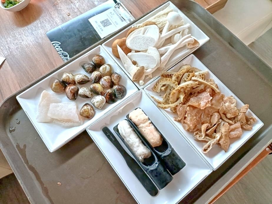 麻釜頂級麻辣鴛鴦鍋~外場人員不夠、訓練不足、飲料淡如水、湯底 麻釜頂級麻辣鴛鴦鍋~外場人員不夠、訓練不足、飲料淡如水、湯底