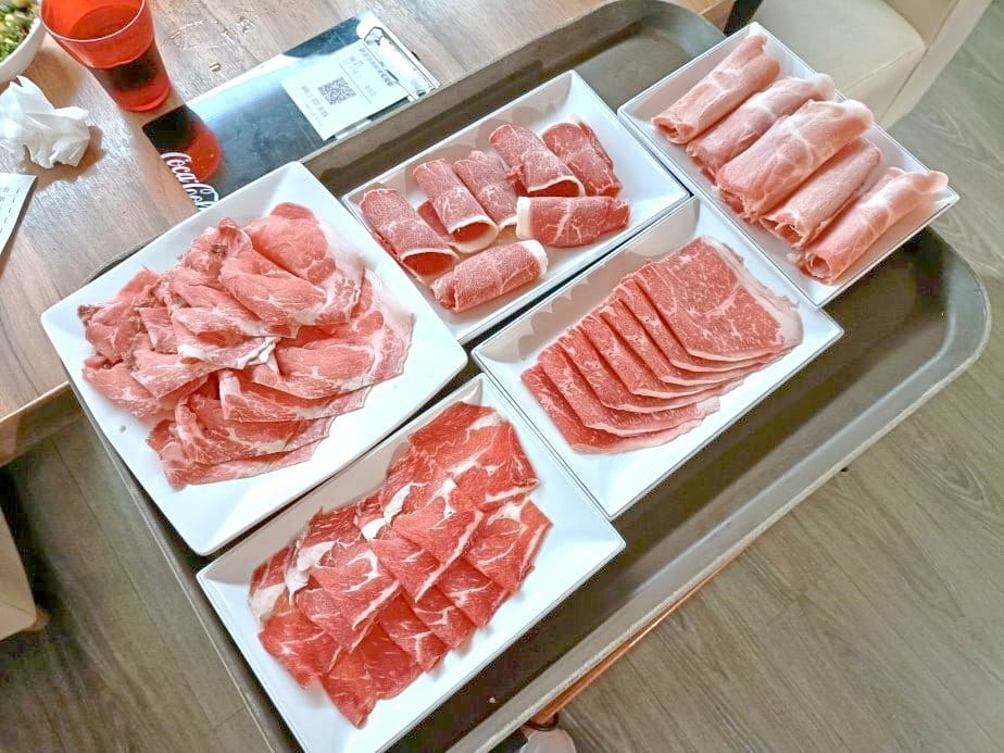 麻釜頂級麻辣鴛鴦鍋~外場人員不夠、訓練不足、飲料淡如水、湯底 麻釜頂級麻辣鴛鴦鍋~外場人員不夠、訓練不足、飲料淡如水、湯底