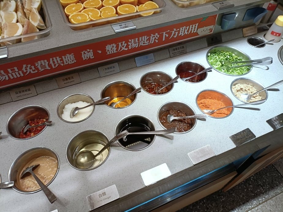 板橋美食|海底撈火鍋-板橋大遠店。甜湯、水果、小菜、冰淇淋免 板橋美食|海底撈火鍋-板橋大遠店。甜湯、水果、小菜、冰淇淋免