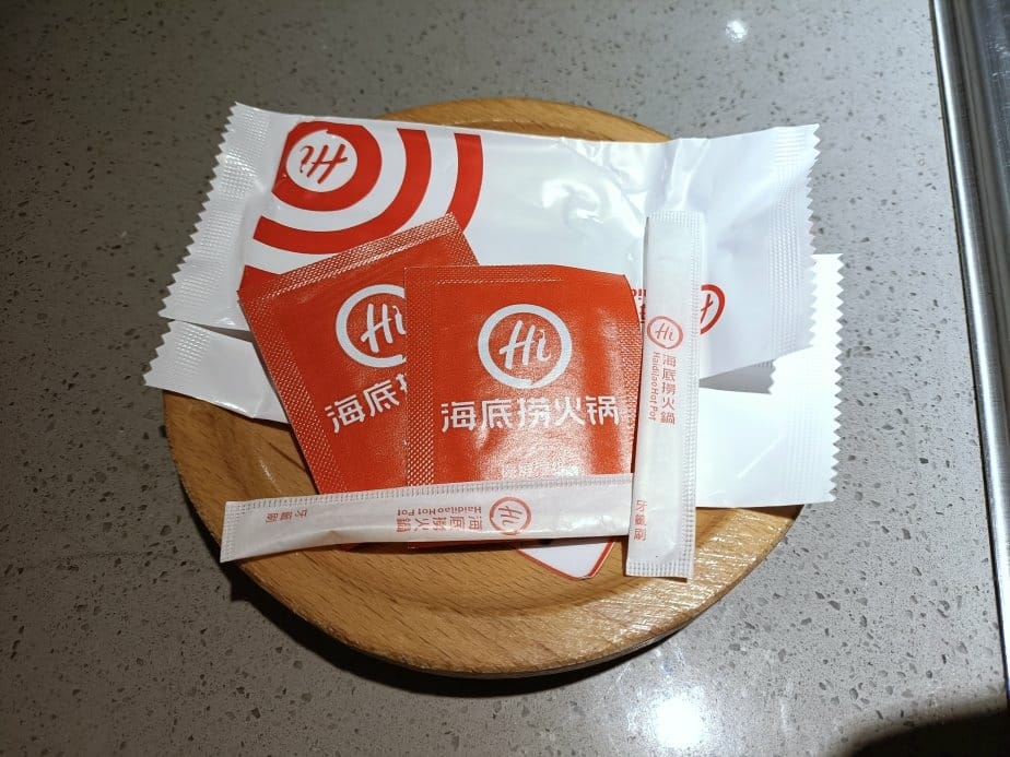 板橋美食|海底撈火鍋-板橋大遠店。甜湯、水果、小菜、冰淇淋免 板橋美食|海底撈火鍋-板橋大遠店。甜湯、水果、小菜、冰淇淋免