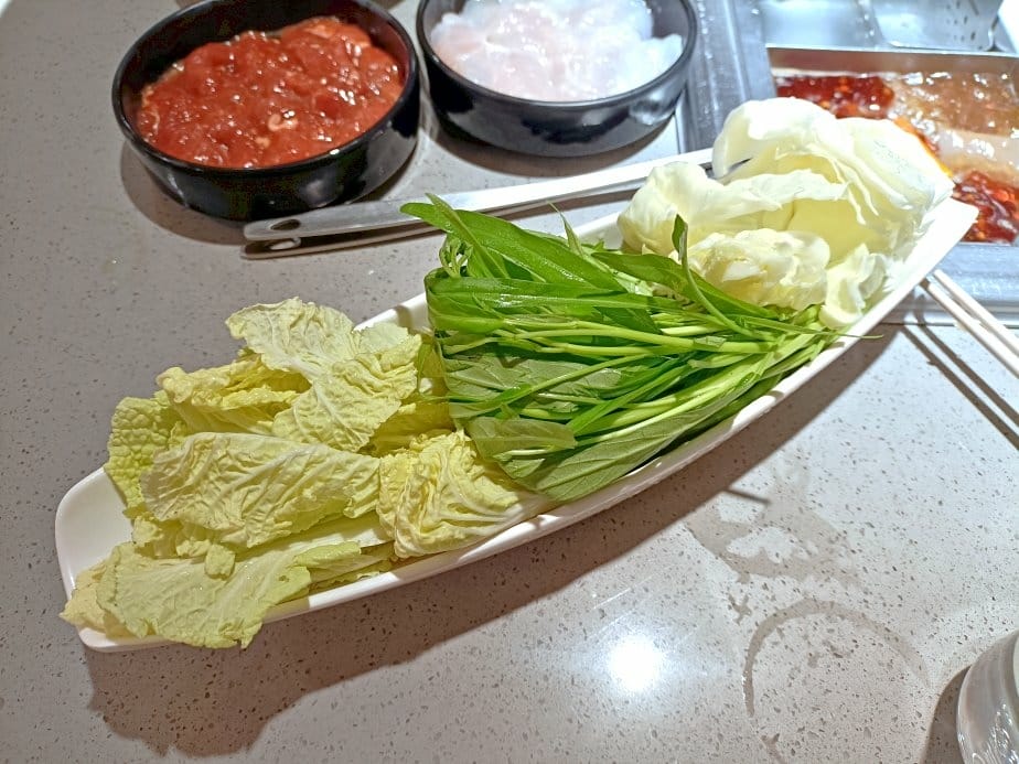 板橋美食|海底撈火鍋-板橋大遠店。甜湯、水果、小菜、冰淇淋免 板橋美食|海底撈火鍋-板橋大遠店。甜湯、水果、小菜、冰淇淋免