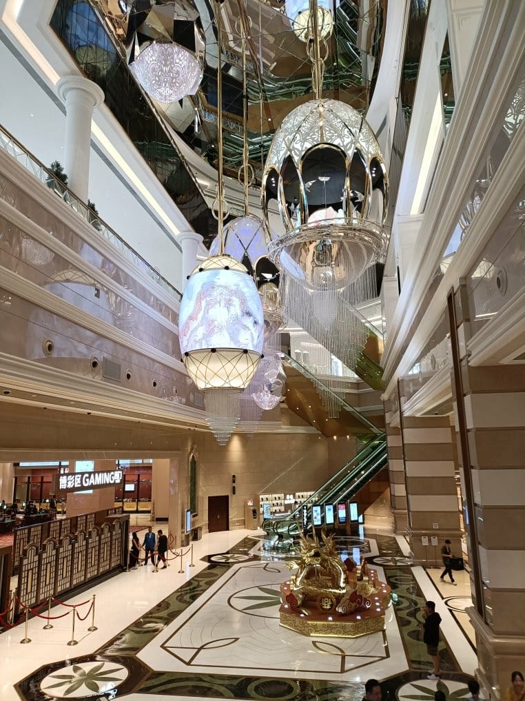 2024澳門|上葡京綜合度假村。豪華雙床房~房間空間寬敞、冰