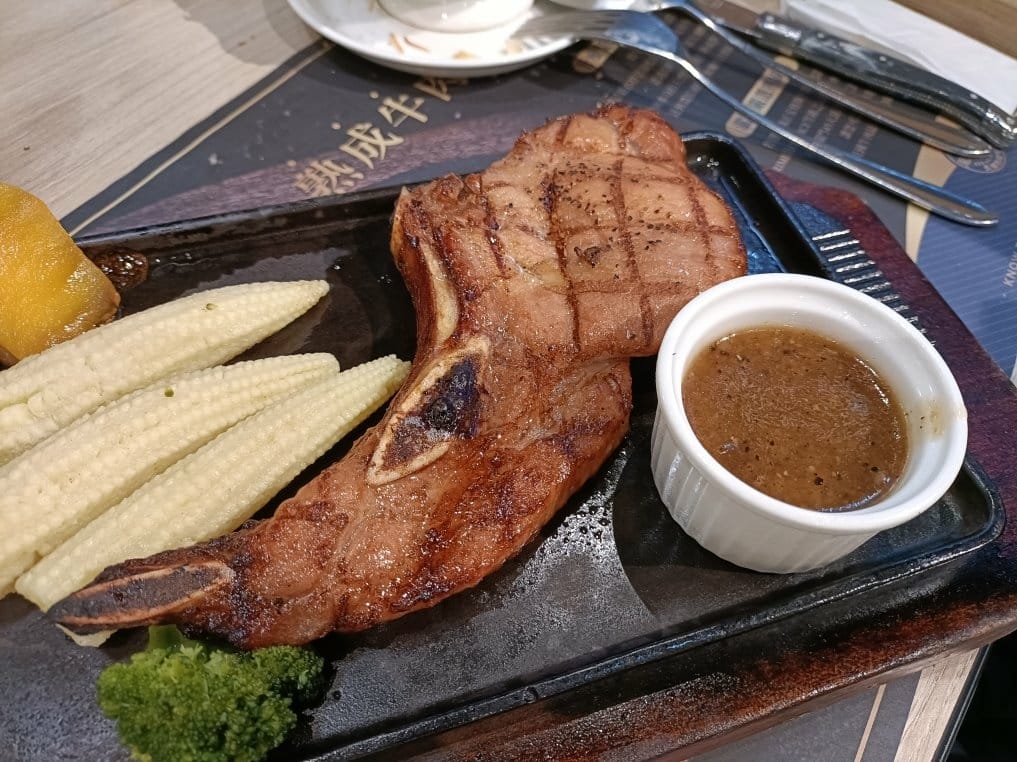 台北車站美食|瀧厚炙燒熟成牛排-台北北車店。玉米濃湯、羅宋湯