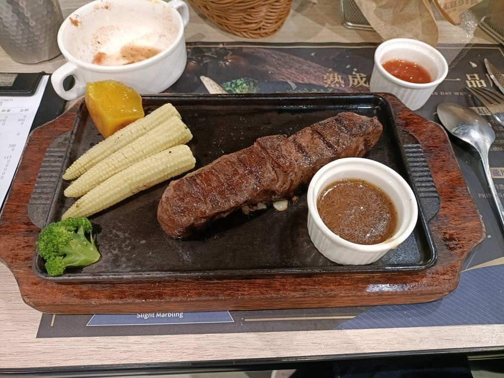 台北車站美食|瀧厚炙燒熟成牛排-台北北車店。玉米濃湯、羅宋湯