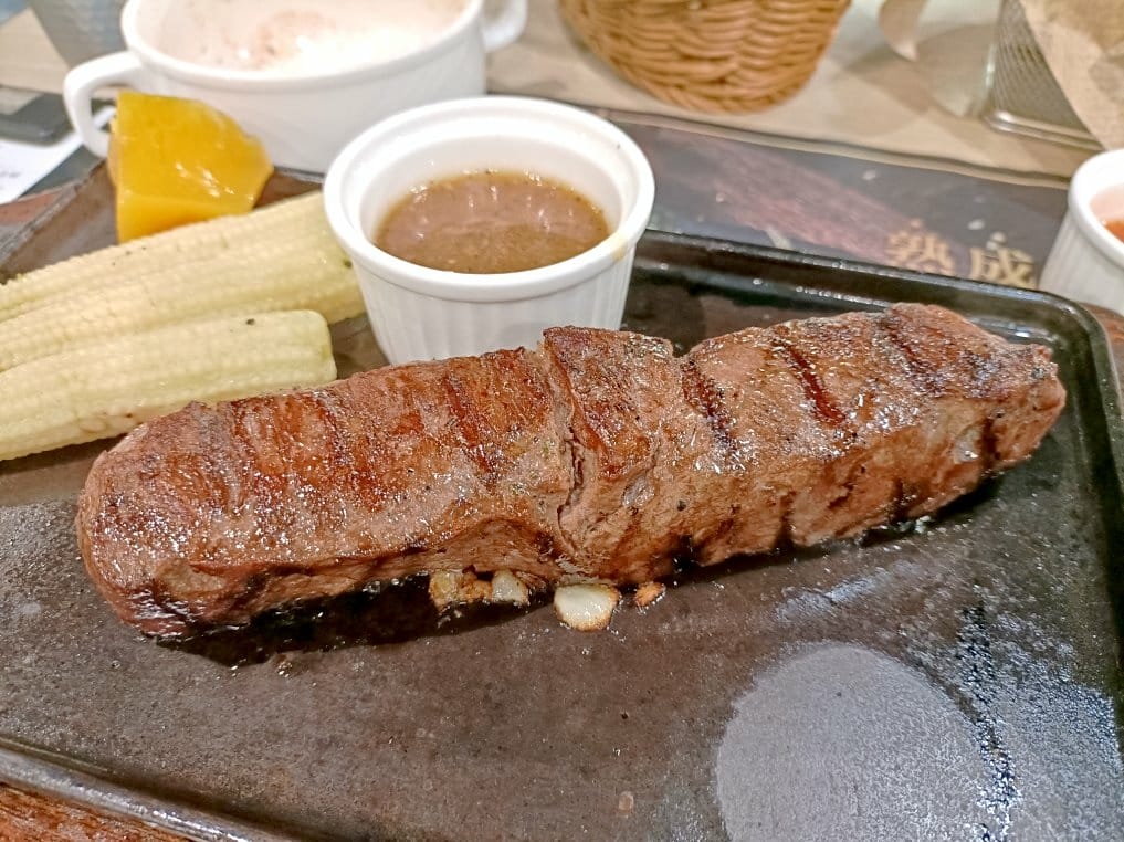 台北車站美食|瀧厚炙燒熟成牛排-台北北車店。玉米濃湯、羅宋湯