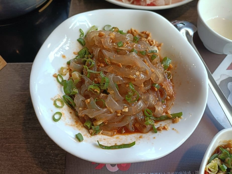 台北松山區美食|紅九九個人麻辣鴛鴦鍋。麻辣鍋底鴨血、豆腐都可