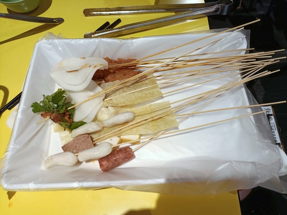 台北西門町美食|辣吉點正宗成都串串香-西門町店。串串每串皆1