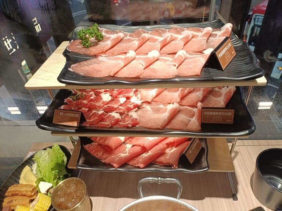 台北西門町美食|肉之間大盤肉幸福鍋物-台北西門店。雞肉飯/滷 台北西門町美食|肉之間大盤肉幸福鍋物-台北西門店。雞肉飯/滷