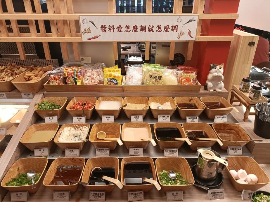 台北西門町美食|肉之間大盤肉幸福鍋物-台北西門店。雞肉飯/滷 台北西門町美食|肉之間大盤肉幸福鍋物-台北西門店。雞肉飯/滷