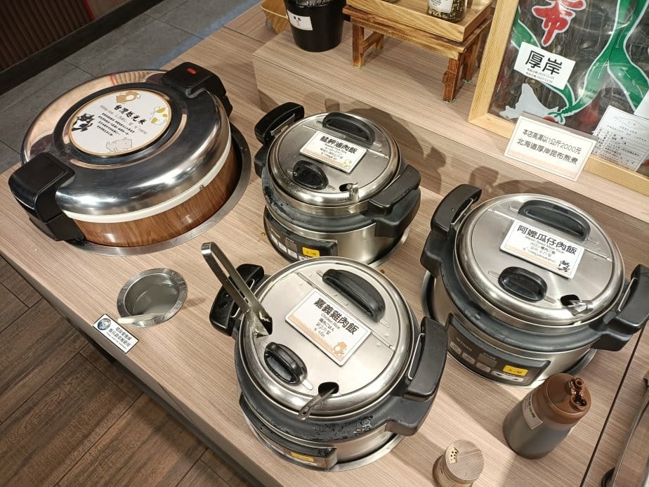 台北西門町美食|肉之間大盤肉幸福鍋物-台北西門店。雞肉飯/滷 台北西門町美食|肉之間大盤肉幸福鍋物-台北西門店。雞肉飯/滷