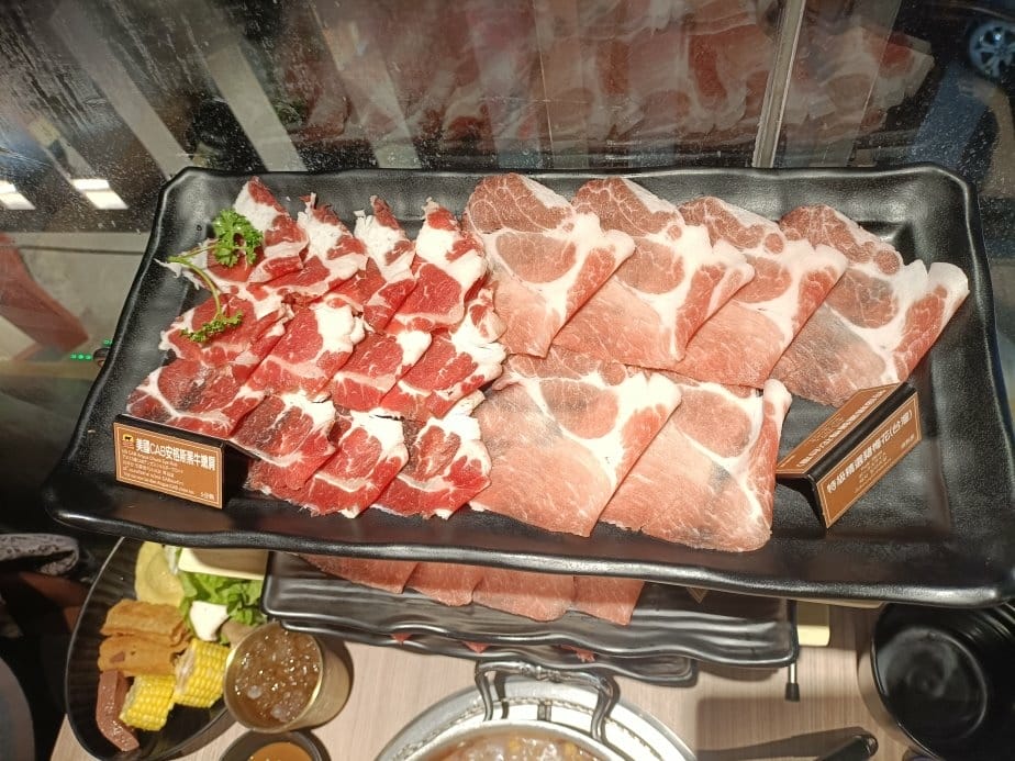 台北西門町美食|肉之間大盤肉幸福鍋物-台北西門店。雞肉飯/滷 台北西門町美食|肉之間大盤肉幸福鍋物-台北西門店。雞肉飯/滷