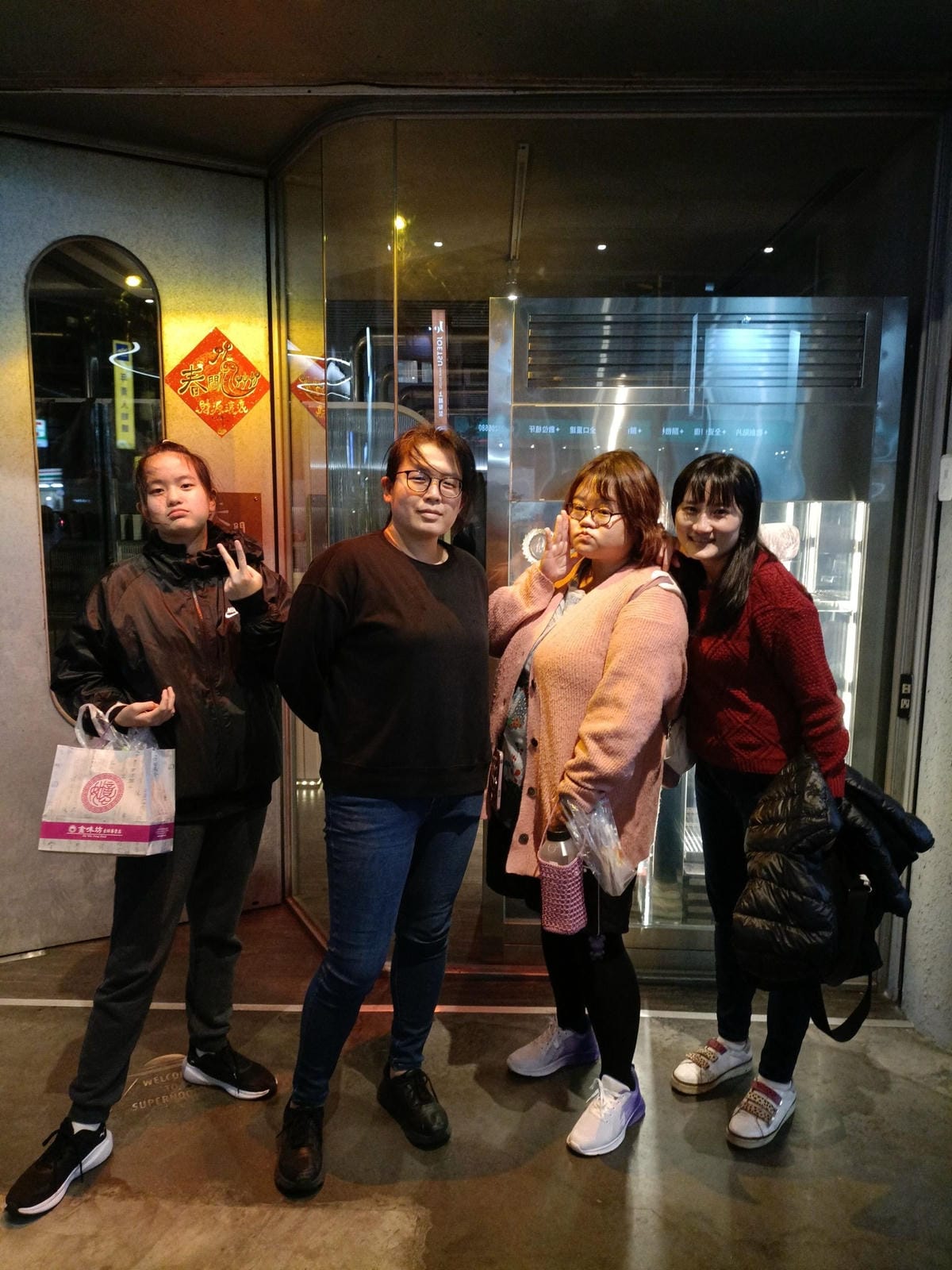 台中美食|春間艸艸無菜單和牛海鮮燒肉專門。全程專人桌邊代烤服