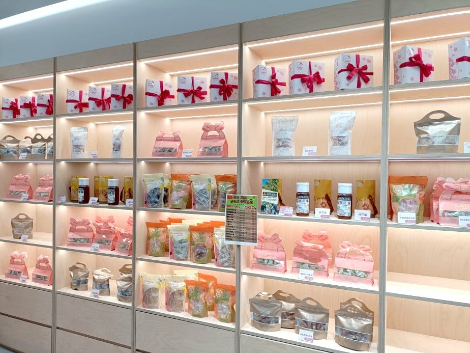 台中甜點|九宮酪旗艦店。店家提供60多種不同口味，一口一個酸