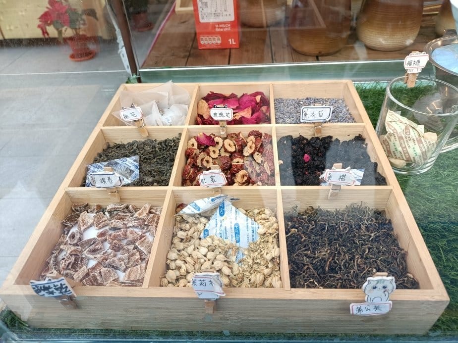 台中甜點|九宮酪旗艦店。店家提供60多種不同口味，一口一個酸