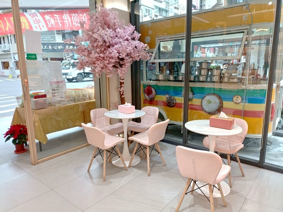 台中甜點|九宮酪旗艦店。店家提供60多種不同口味，一口一個酸