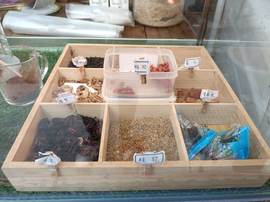 台中甜點|九宮酪旗艦店。店家提供60多種不同口味，一口一個酸