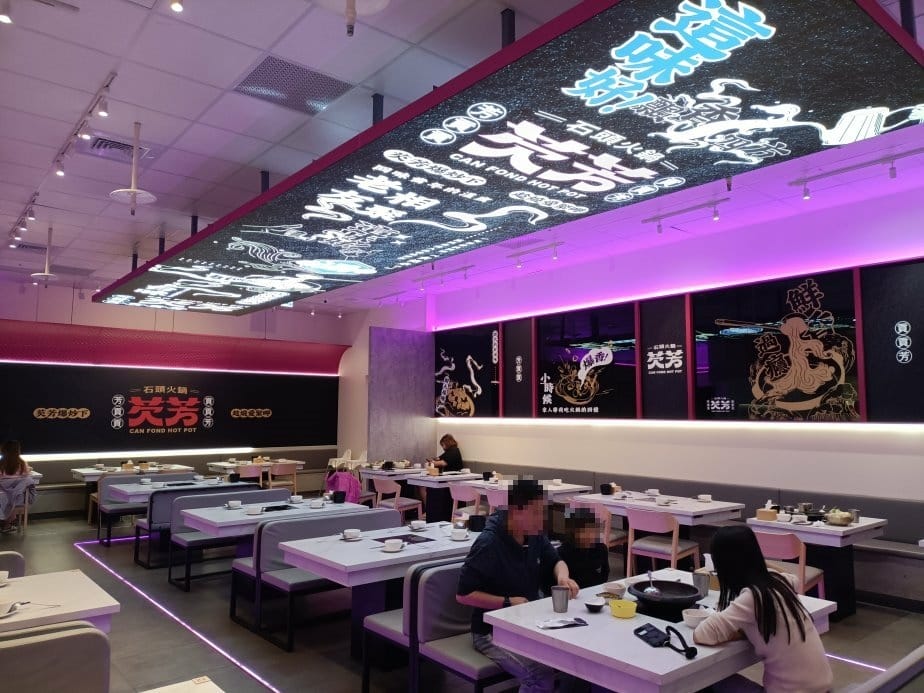 樹林秀泰美食|芡芳石頭火鍋-樹林秀泰店。桌邊專人現場爆香湯底