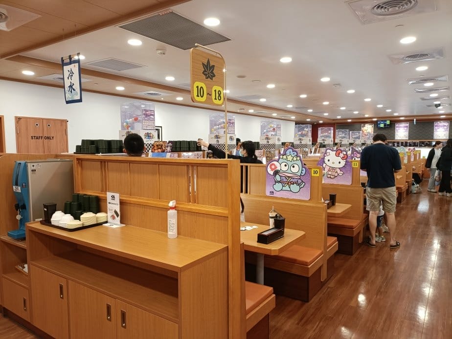 板橋美食|藏壽司 、三麗鷗聯手打造萌萌用餐空間-板橋遠科店。 板橋美食|藏壽司 、三麗鷗聯手打造萌萌用餐空間-板橋遠科店。