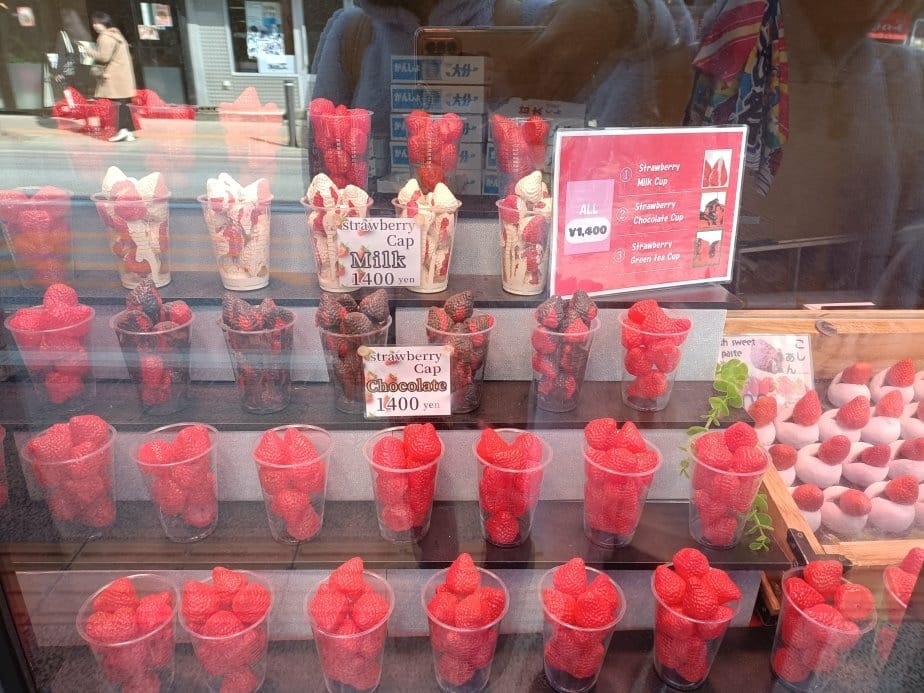 2025九州自由行|由布院散策~黑毛和牛可樂餅、炸雞、草莓大 2025九州自由行|由布院散策~黑毛和牛可樂餅、炸雞、草莓大