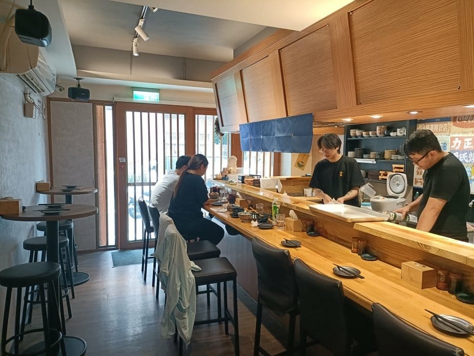 板橋美食|金龍日料行。推薦鮭魚親子丼、海鮮珠寶盒~內含菜單。