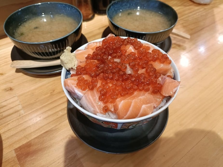 板橋美食|金龍日料行。推薦鮭魚親子丼、海鮮珠寶盒~內含菜單。