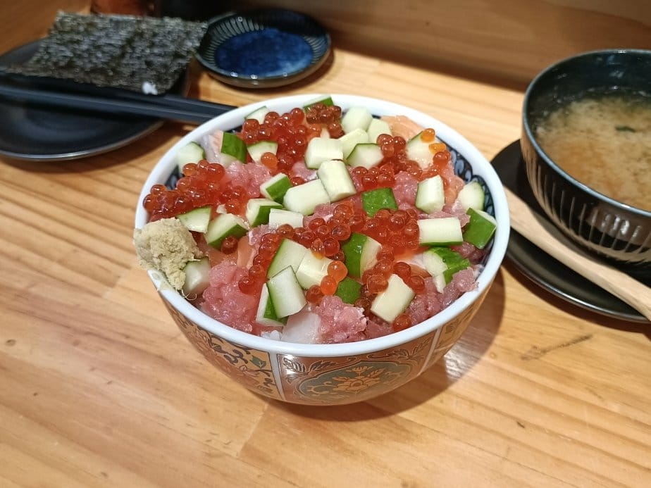板橋美食|金龍日料行。推薦鮭魚親子丼、海鮮珠寶盒~內含菜單。