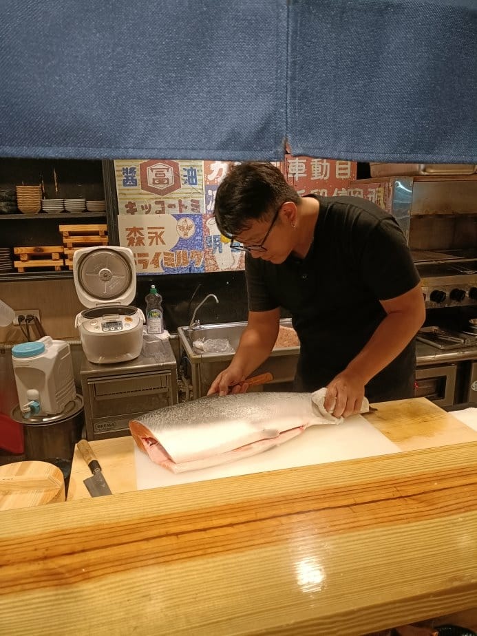 板橋美食|金龍日料行。推薦鮭魚親子丼、海鮮珠寶盒~內含菜單。