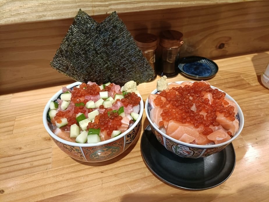 板橋美食|金龍日料行。推薦鮭魚親子丼、海鮮珠寶盒~內含菜單。