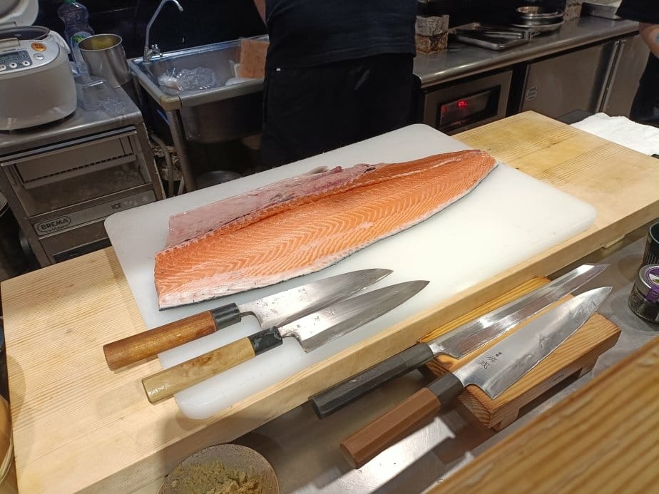 板橋美食|金龍日料行。推薦鮭魚親子丼、海鮮珠寶盒~內含菜單。