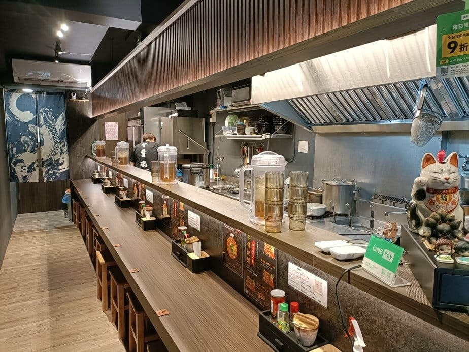 台北忠孝復興美食|盛牪牛骨拉麵ラーメン。湯是用牛骨熬煮不是豚