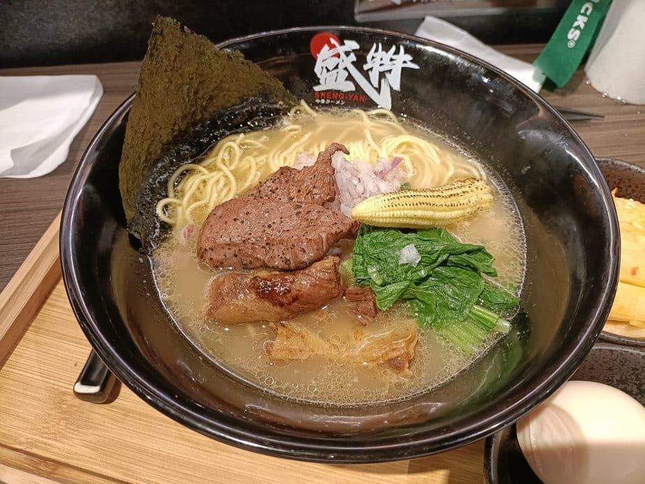 台北忠孝復興美食|盛牪牛骨拉麵ラーメン。湯是用牛骨熬煮不是豚
