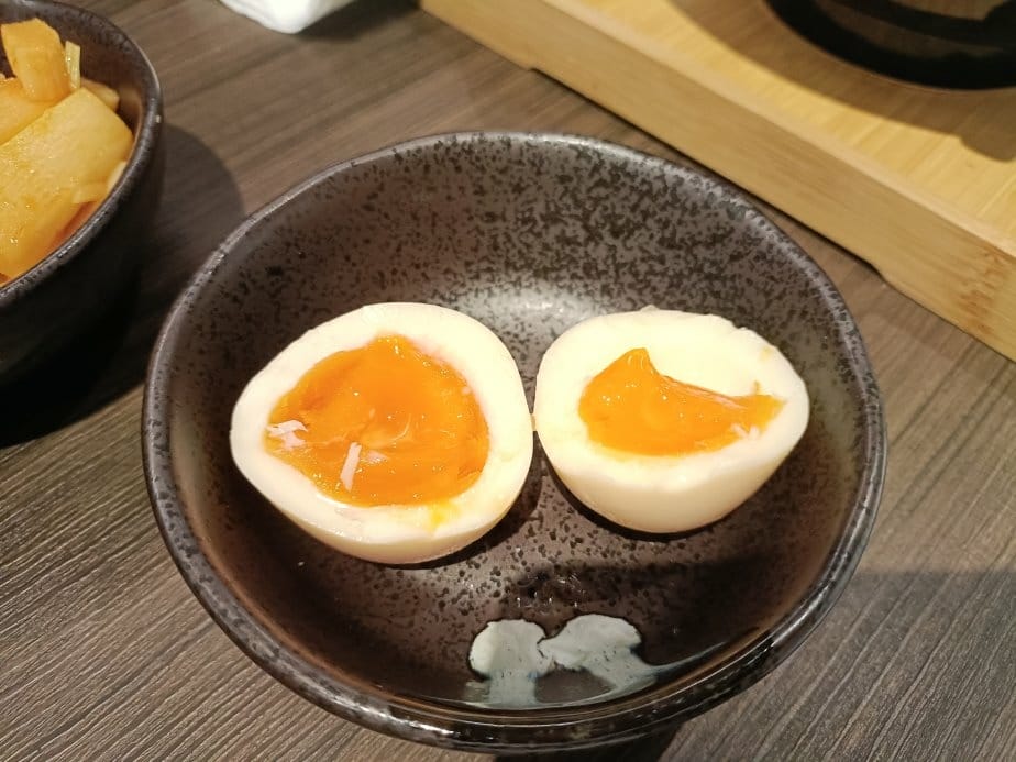 台北忠孝復興美食|盛牪牛骨拉麵ラーメン。湯是用牛骨熬煮不是豚