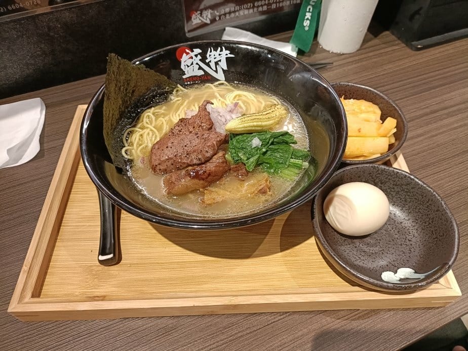 台北忠孝復興美食|盛牪牛骨拉麵ラーメン。湯是用牛骨熬煮不是豚