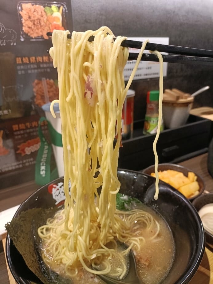 台北忠孝復興美食|盛牪牛骨拉麵ラーメン。湯是用牛骨熬煮不是豚
