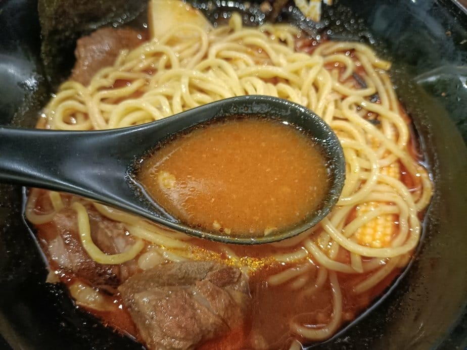 台北忠孝復興美食|盛牪牛骨拉麵ラーメン。湯是用牛骨熬煮不是豚