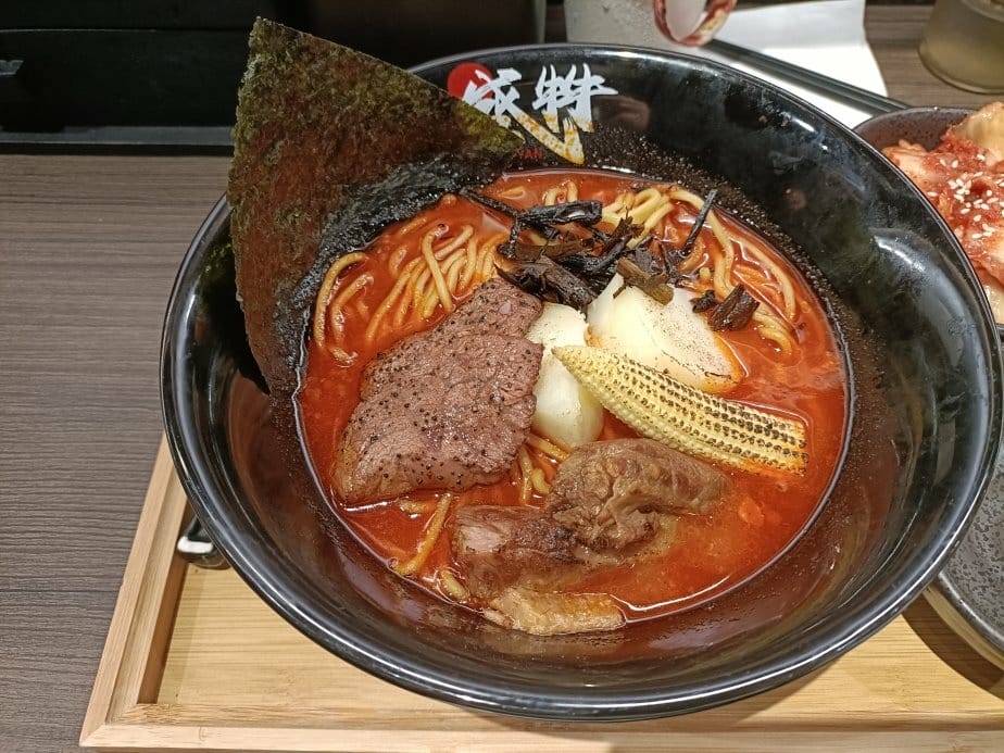 台北忠孝復興美食|盛牪牛骨拉麵ラーメン。湯是用牛骨熬煮不是豚