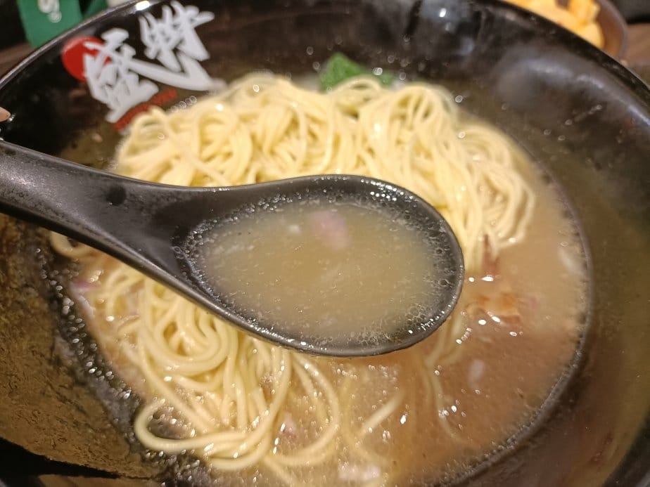 台北忠孝復興美食|盛牪牛骨拉麵ラーメン。湯是用牛骨熬煮不是豚