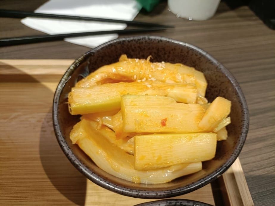 台北忠孝復興美食|盛牪牛骨拉麵ラーメン。湯是用牛骨熬煮不是豚