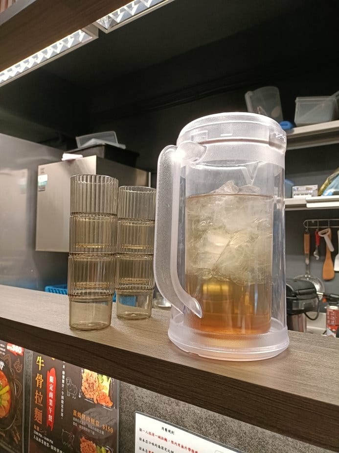 台北忠孝復興美食|盛牪牛骨拉麵ラーメン。湯是用牛骨熬煮不是豚