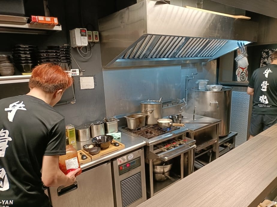 台北忠孝復興美食|盛牪牛骨拉麵ラーメン。湯是用牛骨熬煮不是豚