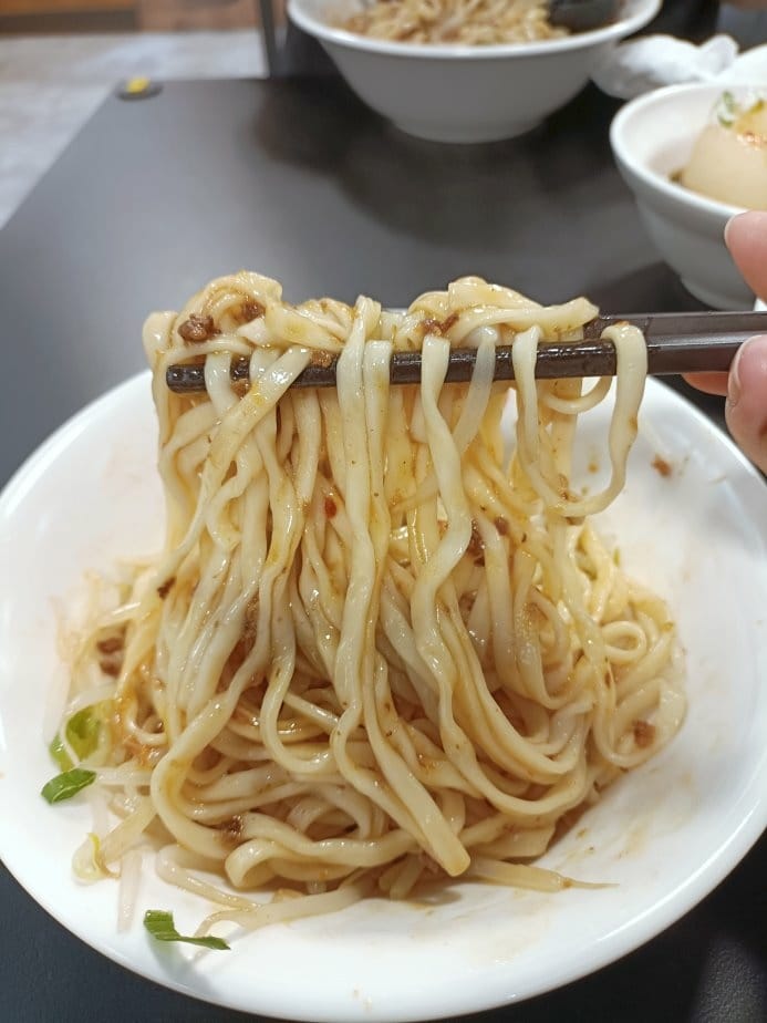 樹林美食|喙蘴號三峽老虎麵到樹林開分店啦!乾辣麵、蘿蔔湯好搭