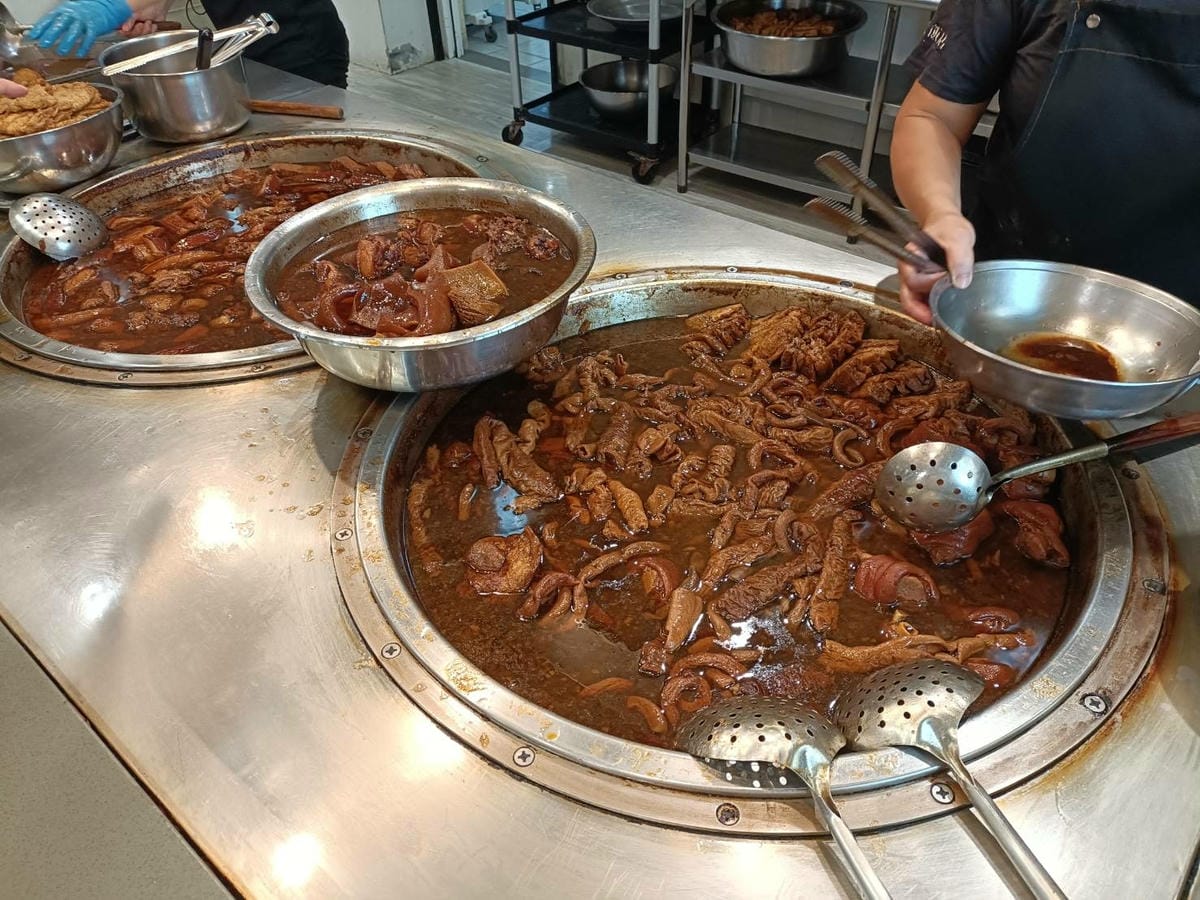 礁溪三民大飯店。來飯店只「吃飯」不過夜喔!三大鍋滷味隨你夾!