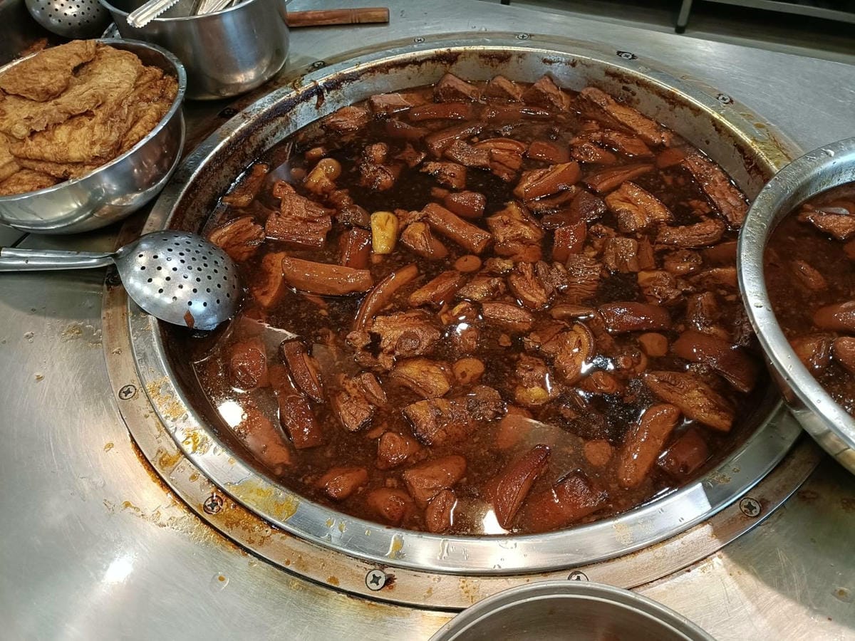 礁溪三民大飯店。來飯店只「吃飯」不過夜喔!三大鍋滷味隨你夾!