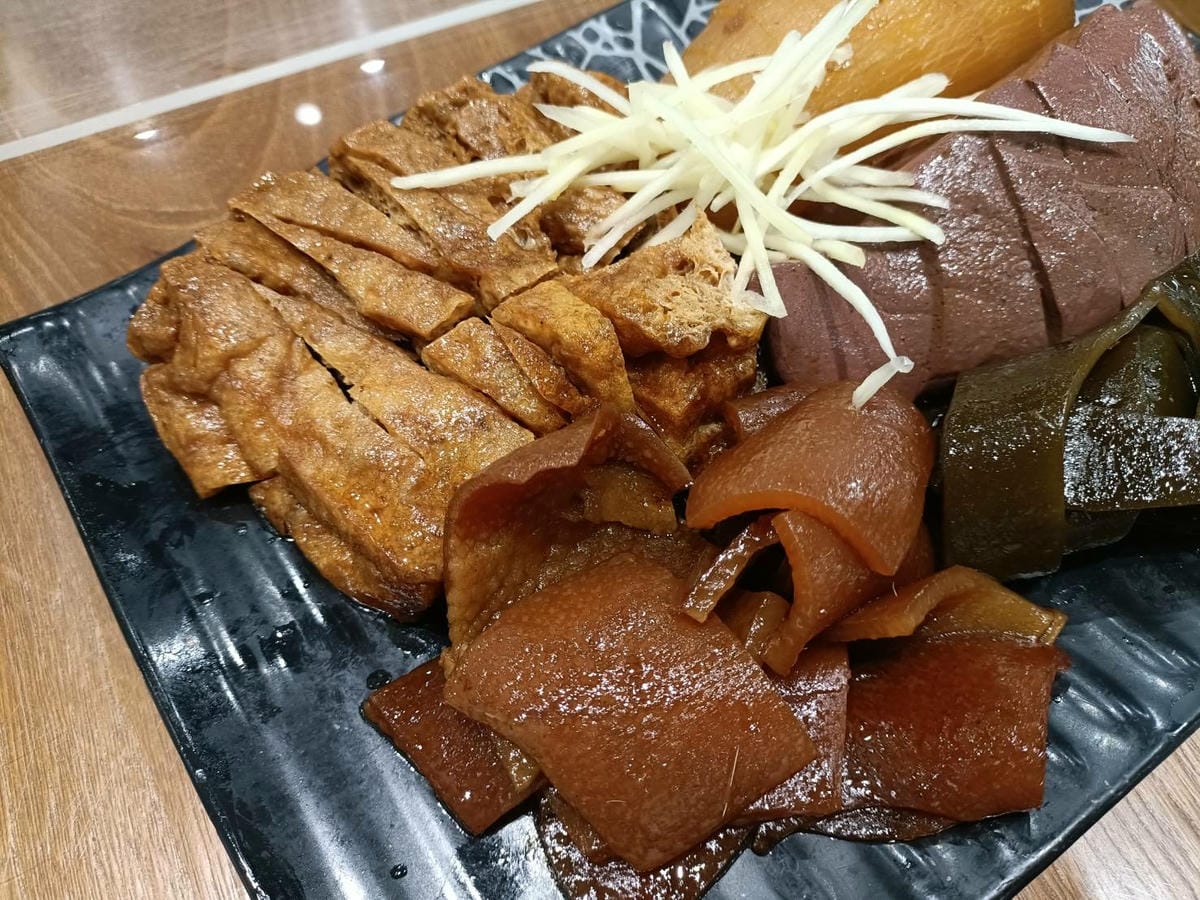 礁溪三民大飯店。來飯店只「吃飯」不過夜喔!三大鍋滷味隨你夾!