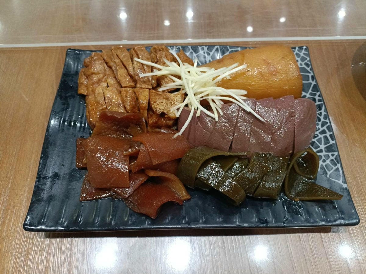 礁溪三民大飯店。來飯店只「吃飯」不過夜喔!三大鍋滷味隨你夾!