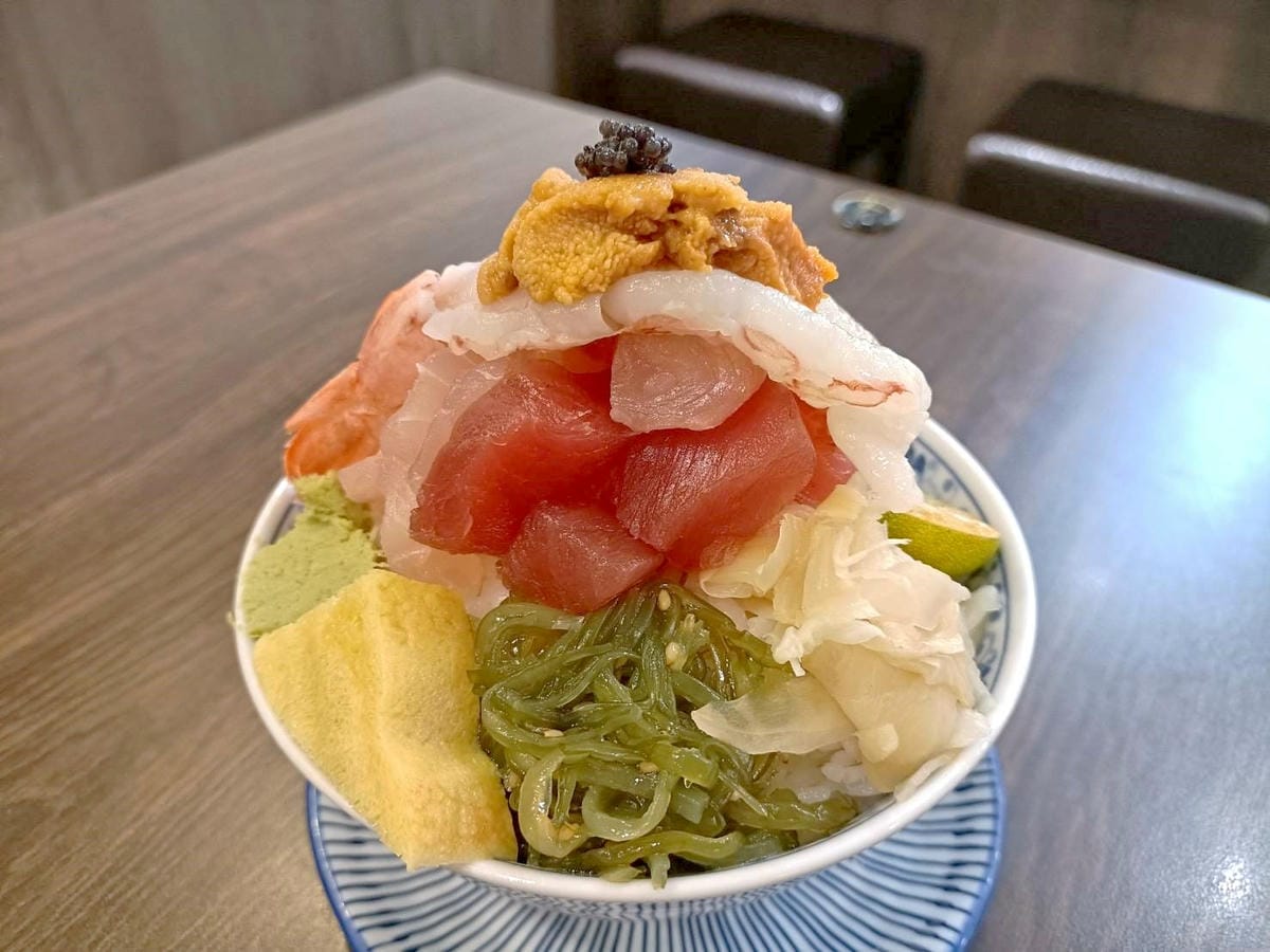 板橋美食|悅勝丼飯、生魚片、壽司專賣-板橋店。大推山海丼、干