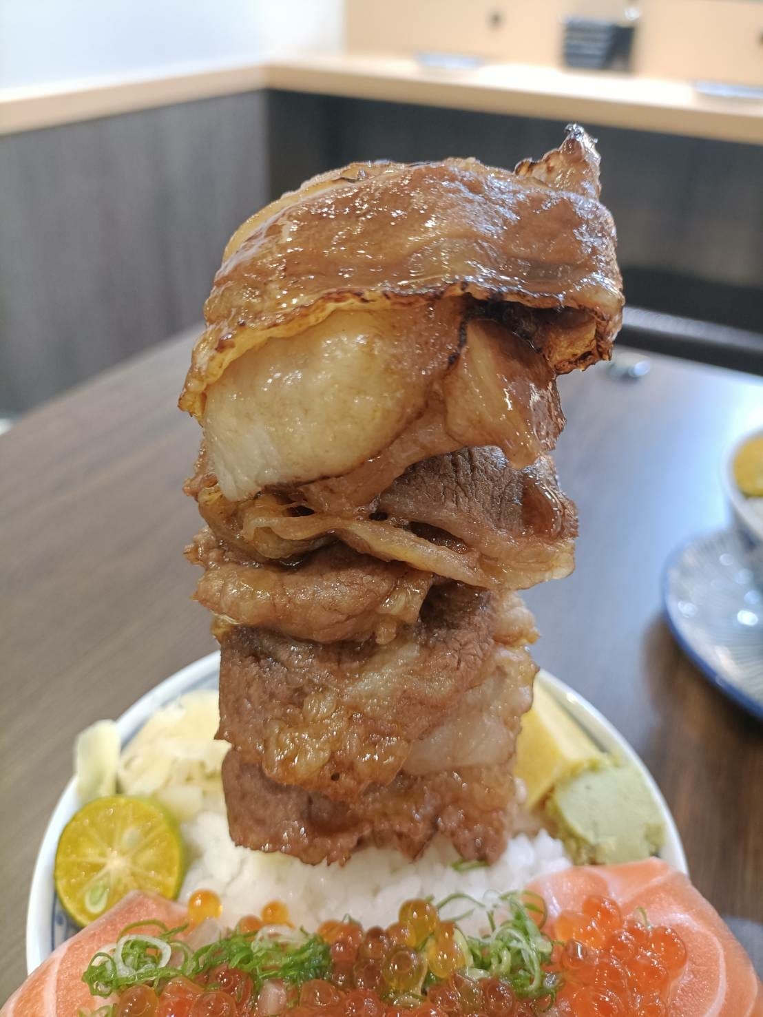 板橋美食|悅勝丼飯、生魚片、壽司專賣-板橋店。大推山海丼、干